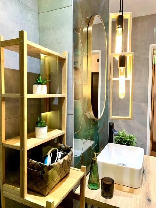 Appartamento Heart Of The City - Modern Studio With Balcony Bucarest Esterno foto