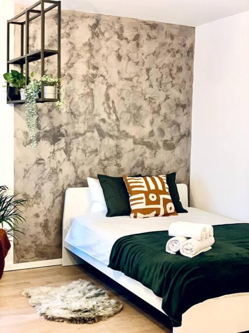 Appartamento Heart Of The City - Modern Studio With Balcony Bucarest Esterno foto