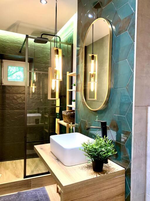Appartamento Heart Of The City - Modern Studio With Balcony Bucarest Esterno foto