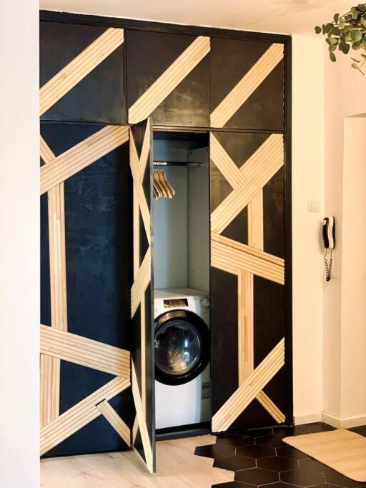 Appartamento Heart Of The City - Modern Studio With Balcony Bucarest Esterno foto
