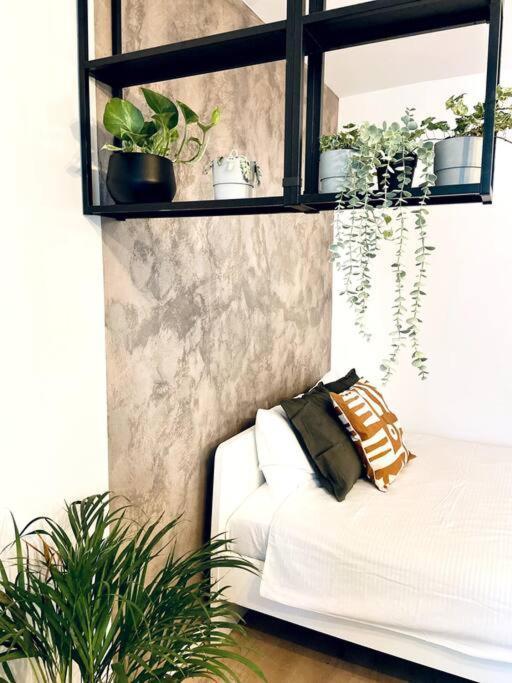 Appartamento Heart Of The City - Modern Studio With Balcony Bucarest Esterno foto
